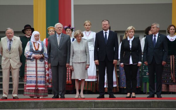 Iš kairės į dešinę: Vytautas Landsbergis su žmona, Valdas Adamkus su žmona, Saulius Skvernialis, Viktoras Pranckietis - Sputnik Lietuva