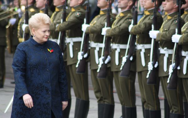 Prezidentė Dalia Grybauskaitė apeina garbės sargybos rikiuotę - Sputnik Lietuva