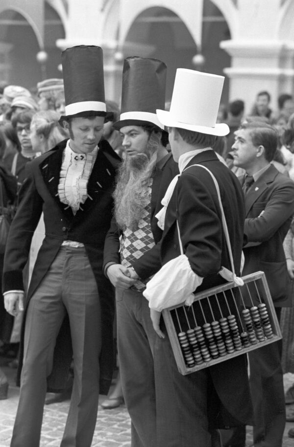 Студенты в костюмах профессоров XIX века на празднике в честь юбилея - Sputnik Литва