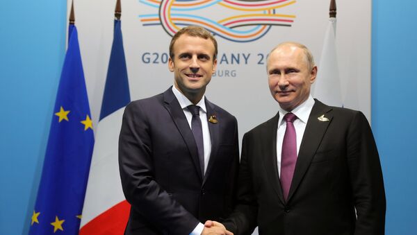 Президент РФ Владимир Путин и президент Франции Эммануэль Макрон на саммите G20 в Гамбурге - Sputnik Литва