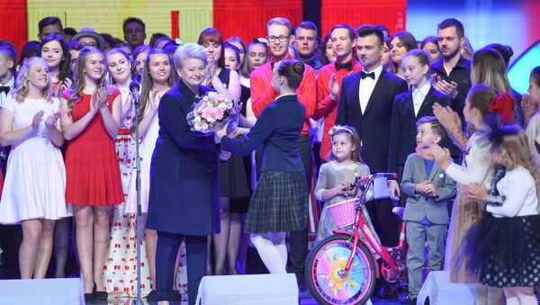 Президент Литвы Далия Грибаускайте вручает цветы участникам детский песенный конкурс Dainų dainelė - Sputnik Lietuva