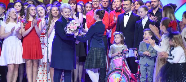 Президент Литвы Далия Грибаускайте вручает цветы участникам детский песенный конкурс Dainų dainelė Президент Литвы Далия Грибаускайте вручает цветы участникам детский песенный конкурс Dainų dainelė - Sputnik Литва