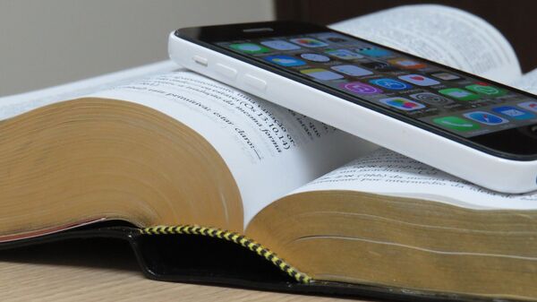 Библия и мобильный телефон - Sputnik Литва