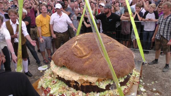 Самый большой в мире гамбургер - Sputnik Литва