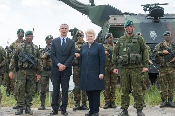 Министр обороны Германии и Даля Грибаускайте - Sputnik Литва