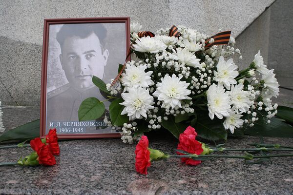 Портрет генерала Черняховского у монумента воинам - освободителям в Вильнюсе Портрет генерала Черняховского у монумента воинам - освободителям в Вильнюсе - Sputnik Литва
