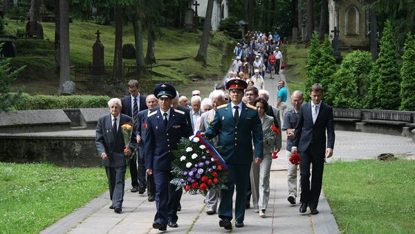 Дипломаты, политики и общественники с венками идут к монументу советским воинам-освободителям - Sputnik Lietuva