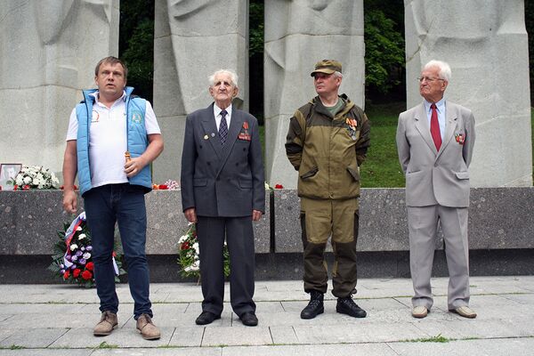 Ветераны, поисковики и руководитель псковской миссии у монумента воинам-освободителям Ветераны, поисковики и руководитель псковской миссии у монумента воинам-освободителям - Sputnik Литва