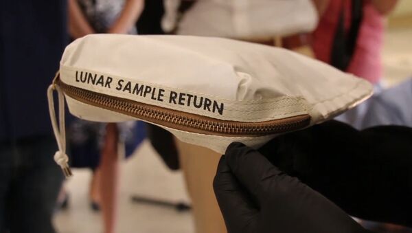 В США выставят на аукционе сумку Нила Армстронга с лунной пылью - Sputnik Литва