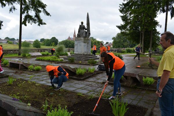 Девушки приводят в порядок мемориал павшим воинам Девушки приводят в порядок мемориал павшим воинам - Sputnik Литва