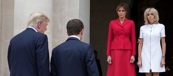 Меланья Трамп, Брижит Макрон и Дональд Трамп с Эммануэлем Макроном Меланья Трамп, Брижит Макрон и Дональд Трамп с Эммануэлем Макроном - Sputnik Lietuva