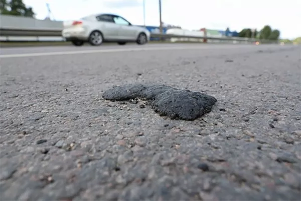 Испорченное дорожное покрытие в Вильнюсе Испорченное дорожное покрытие в Вильнюсе - Sputnik Литва