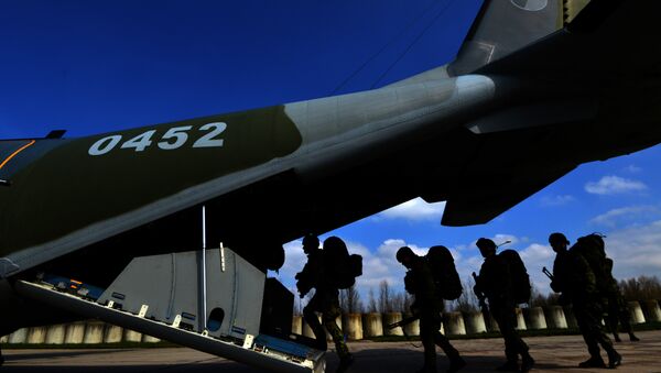 Голландские солдаты загружаются в самолет - Sputnik Литва