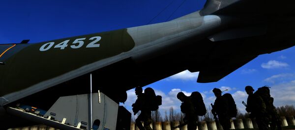 Голландские солдаты загружаются в самолет - Sputnik Литва