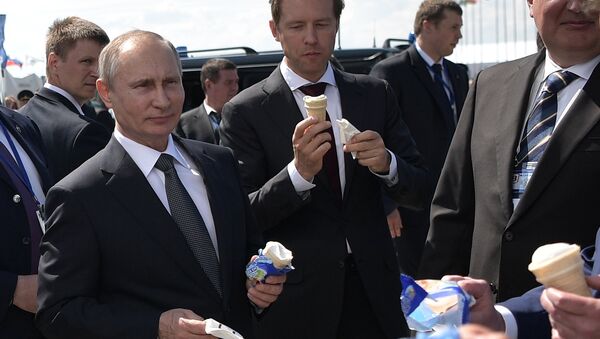 Владимир Путин угостил мороженым членов Кабинета Министров на Международном авиасалоне МАКС-2017 - Sputnik Литва