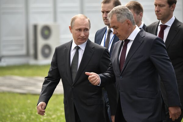 Президент РФ В. Путин посетил Международный авиасалон МАКС-2017 в подмосковном Жуковском Президент РФ В. Путин посетил Международный авиасалон МАКС-2017 в подмосковном Жуковском - Sputnik Литва