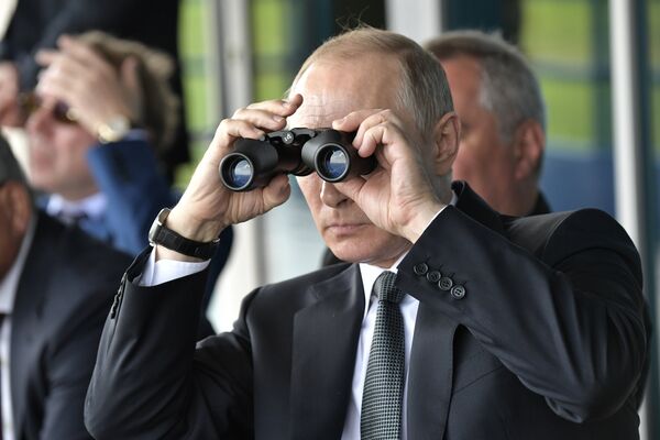 Президент РФ В. Путин посетил Международный авиасалон МАКС-2017 в подмосковном Жуковском Президент РФ В. Путин посетил Международный авиасалон МАКС-2017 в подмосковном Жуковском - Sputnik Литва