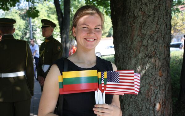 Девушка с флажками Литвы и США - Sputnik Литва