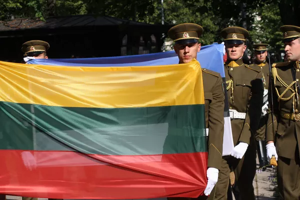 Военные выносят флаги Литвы, Латвии, Эстонии и США Военные выносят флаги Литвы, Латвии, Эстонии и США - Sputnik Lietuva