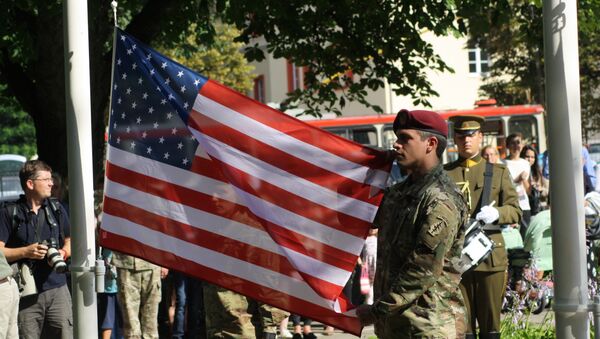 Флаг США на флагштоке закрепили американские военные - Sputnik Литва