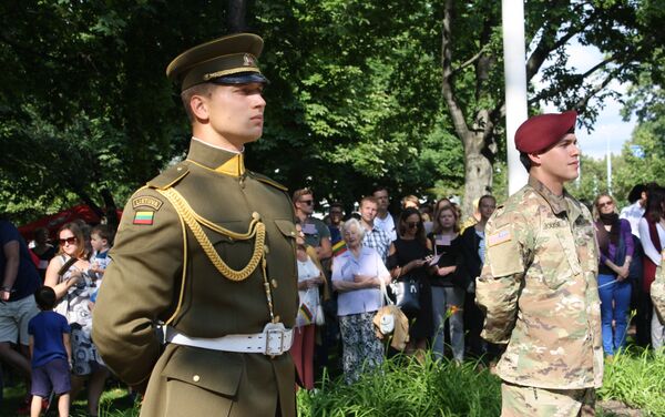 Солдаты Литвы и США в почетном карауле у флагштоков - Sputnik Литва