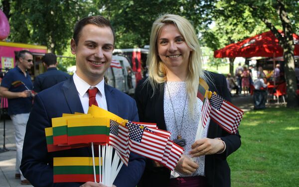 Jauni politikai su vėliavomis - Sputnik Lietuva