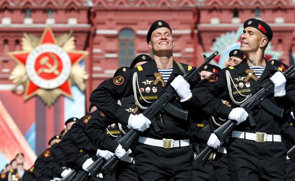 Российские военнослужащие маршируют на Красной площади в Москве - Sputnik Литва