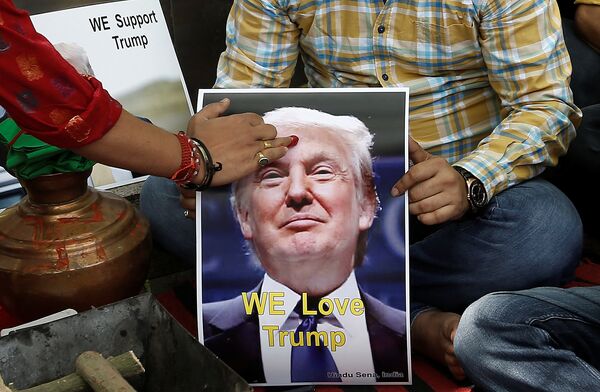 Индийский священник ставит тику на портрет Дональда Трампа - Sputnik Литва