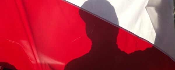 Человек за польским флагом - Sputnik Литва