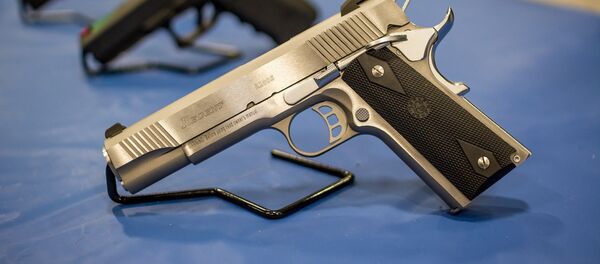 Стенд с пистолетами - Sputnik Литва