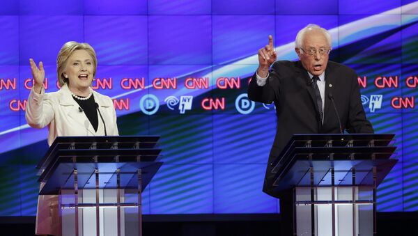 Берни Сандер и Хиллари Клинтон во время дебатов в предвыборной гонке США 2016 года - Sputnik Lietuva