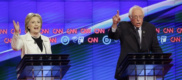 Берни Сандер и Хиллари Клинтон во время дебатов в предвыборной гонке США 2016 года Берни Сандер и Хиллари Клинтон во время дебатов в предвыборной гонке США 2016 года - Sputnik Lietuva