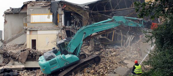 Экскаватор со спецоборудованием крушит бетонные стены Экскаватор со спецоборудованием крушит бетонные стены - Sputnik Литва