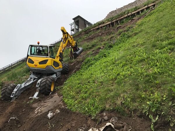 Специальная техника проводит восстановление горы Гедиминаса Специальная техника проводит восстановление горы Гедиминаса - Sputnik Литва