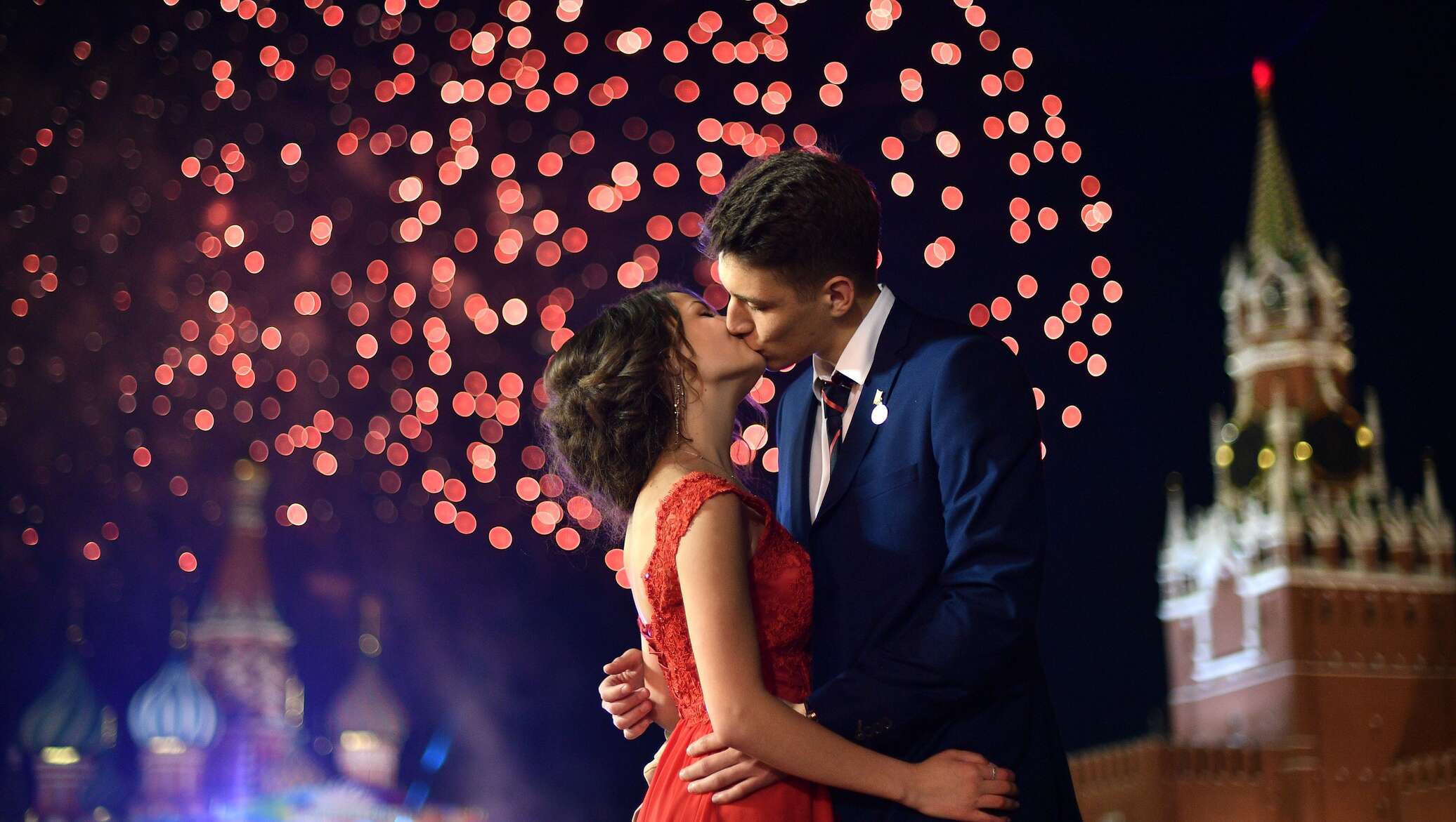 москва 90е красная площадь. красная площадь парочка. пару на красной площади. туристы в москве. пару на красной площади.