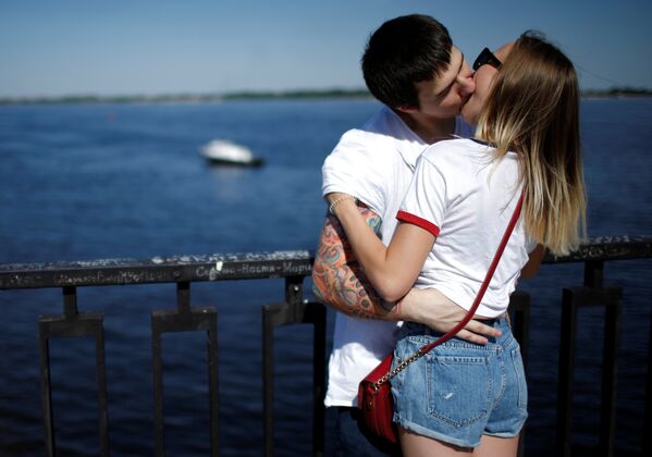 Пара целуется на берегу Волги в Волгограде - Sputnik Литва