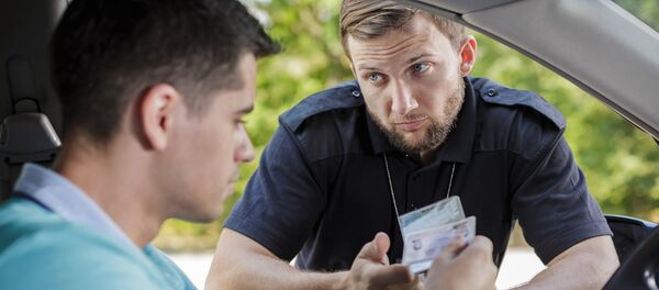 Предъявление водительских документов - Sputnik Литва