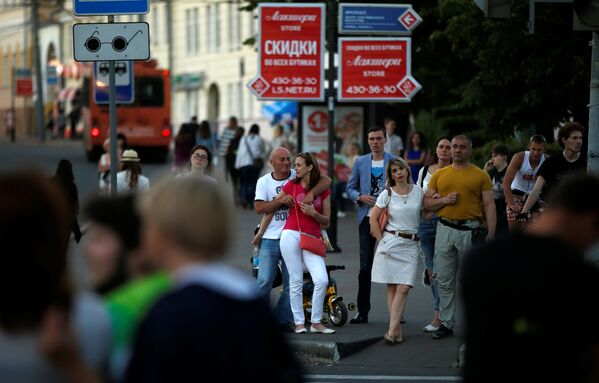 пара в ожидании зеленого света на переходе в Нижнем Новгороде - Sputnik Литва