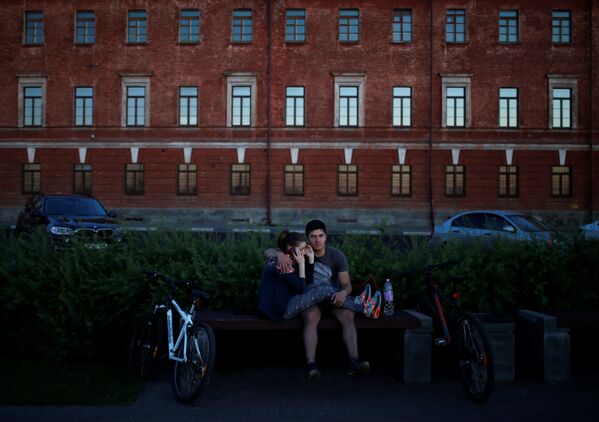 Пара на скамейке в Нижнем Новгороде - Sputnik Литва