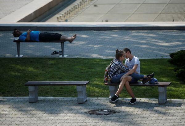 Пара обнимается в парке в Ростове-на-Дону - Sputnik Литва