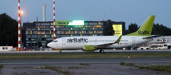 Самолет компании AirBaltic в аэропорту Рига, архивное фото - Sputnik Литва