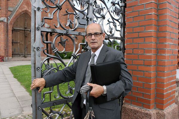 Пятрас Блажявичюс открывает главные ворота Пятрас Блажявичюс открывает главные ворота - Sputnik Литва