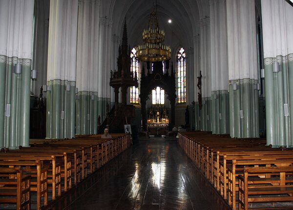 Центральный проход костела святого Матфея в Рокишкес Центральный проход костела святого Матфея в Рокишкес - Sputnik Литва