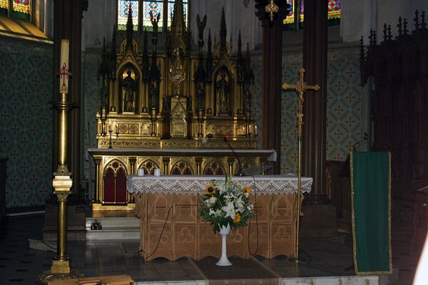 Главный алтарь костела из бронзы позолоченной в огне Главный алтарь костела из бронзы позолоченной в огне - Sputnik Литва