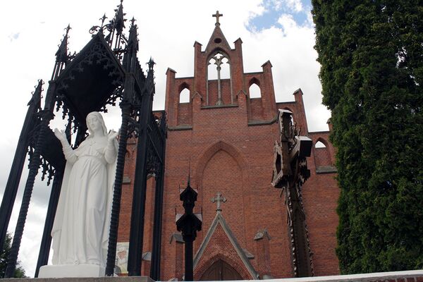 Часовня с фигурой ангела у входа на территорию костела Часовня с фигурой ангела у входа на территорию костела - Sputnik Литва