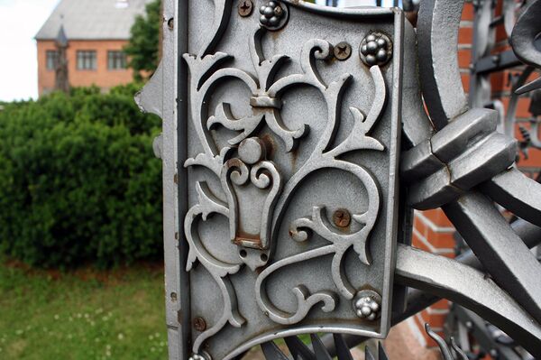 Орнамент кованных ворот главного входа Орнамент кованных ворот главного входа - Sputnik Литва