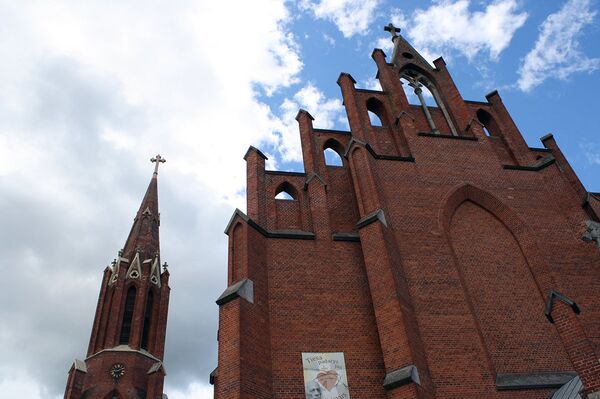 Главный корпус костела с примыкающей колокольней Главный корпус костела с примыкающей колокольней - Sputnik Литва