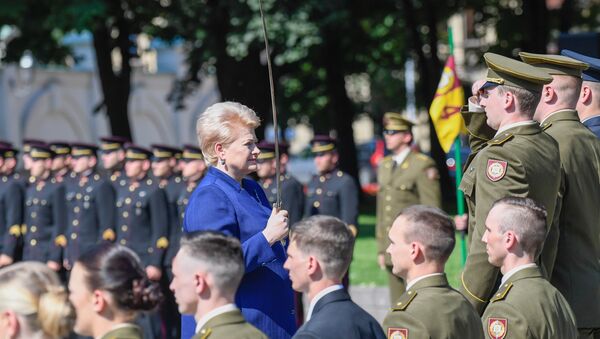 Президент Даля Грибаускайте вручила лейтенантские погоны офицерам литовской армии - Sputnik Литва
