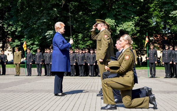 Президент Даля Грибаускайте вручила лейтенантские погоны офицерам литовской армии - Sputnik Литва