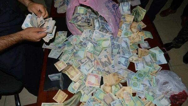 Деньги умершей нищенки из иракского города эн-Неджеф - Sputnik Литва